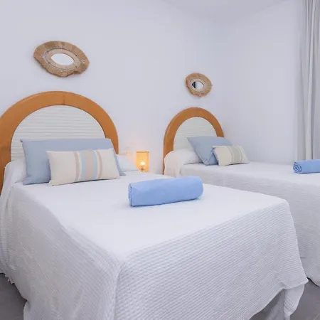 Poris 6 Beachfront By Holidays Apartamento *