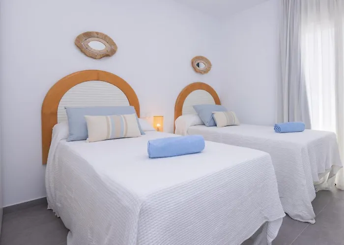 Poris 6 Beachfront By Holidays アパート *